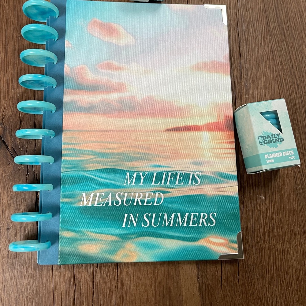 Daily Grind Planner-Summer Cover with 2 sets of discs and keychain-Like New!
